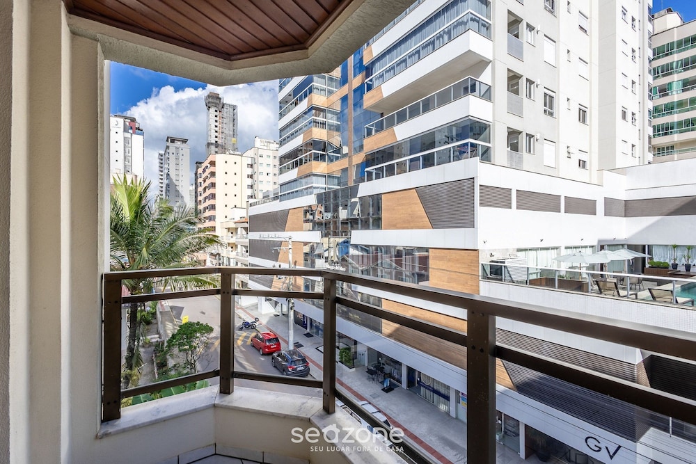 3BR apt w/ Balcony, 150m to sea Meia Praia Eis305