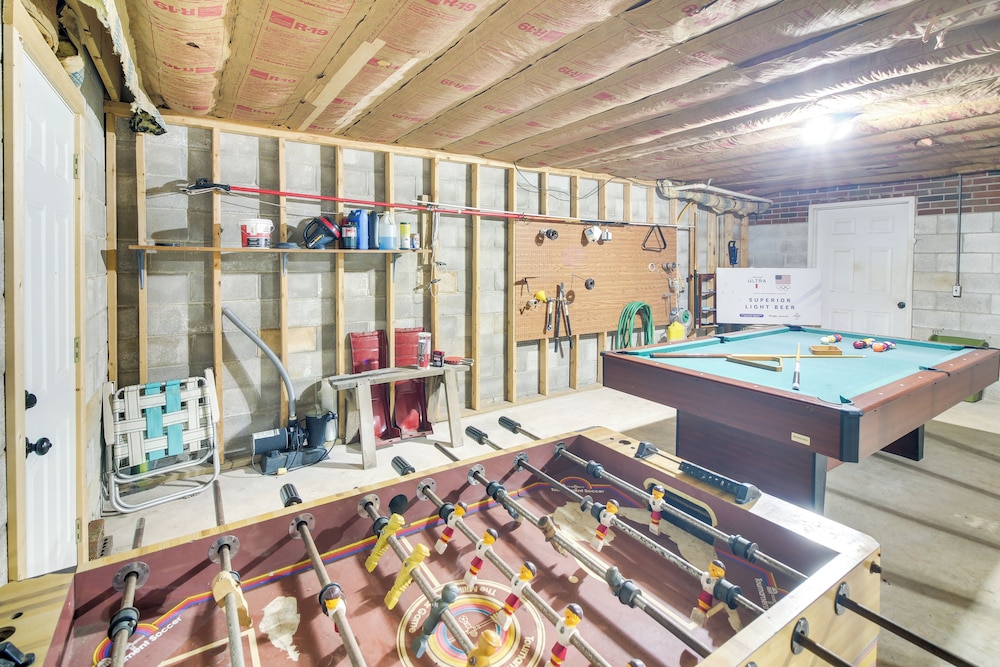 Family Home w/ Game Room! 1 Mi to Dale Hollow Lake