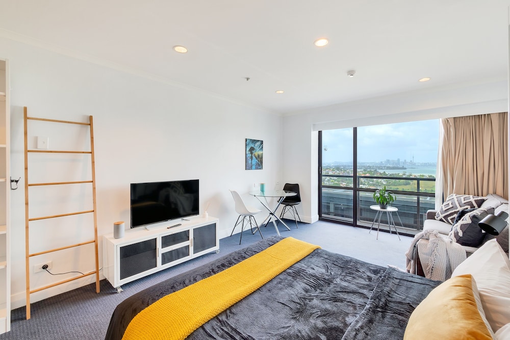 Sea City Views Takapuna Studio w Carpark view 4