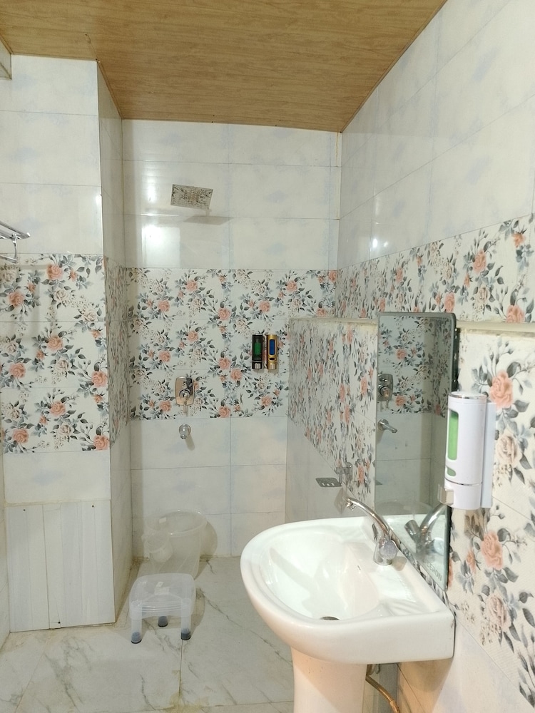 Tirthan Village Resort