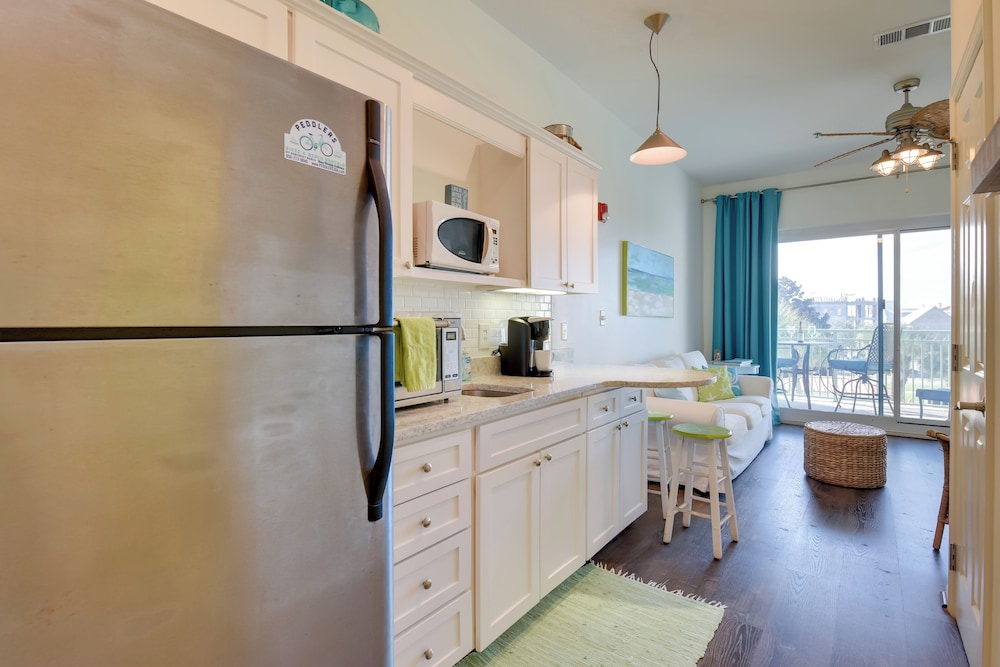 Walkable Condo w/ Pool Btwn Rosemary & Alys Beach!