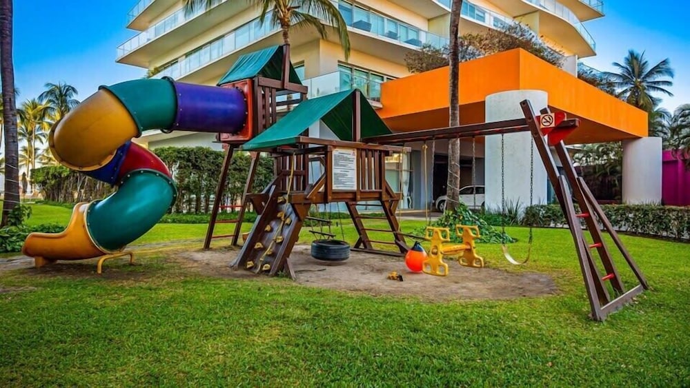 Oceanview 3BR Apt With Beach Access - Pool - Gym
