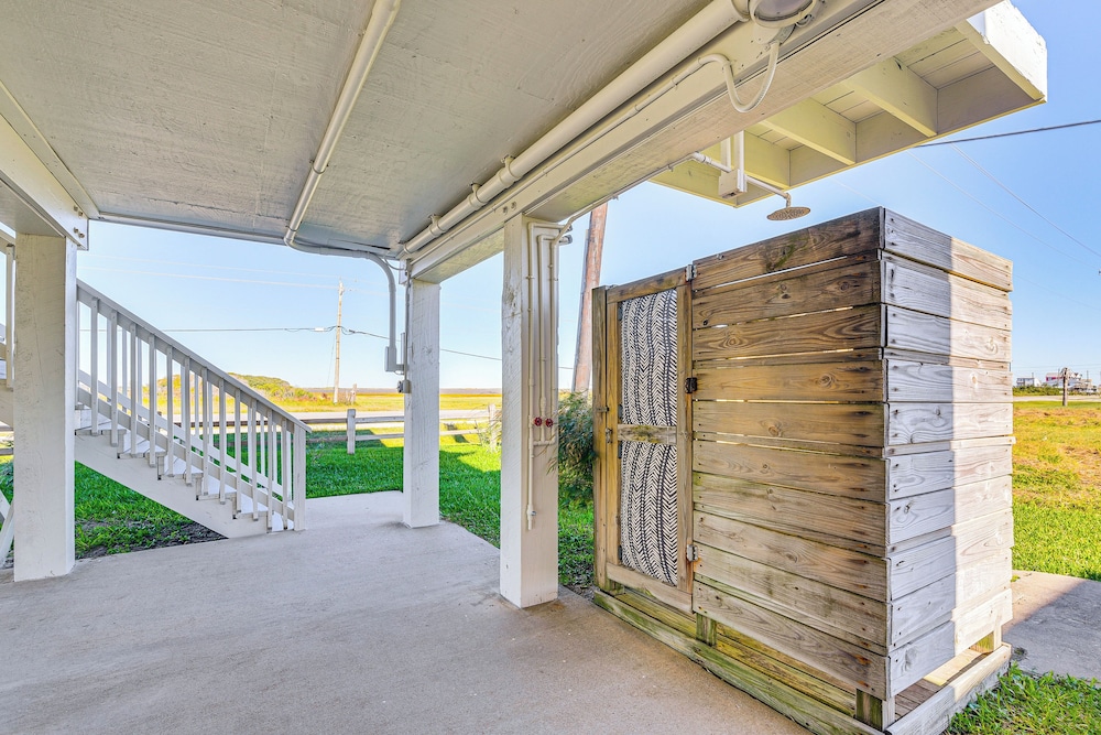 Modern Coastal Farmhouse: Walk to Surfside Beach!