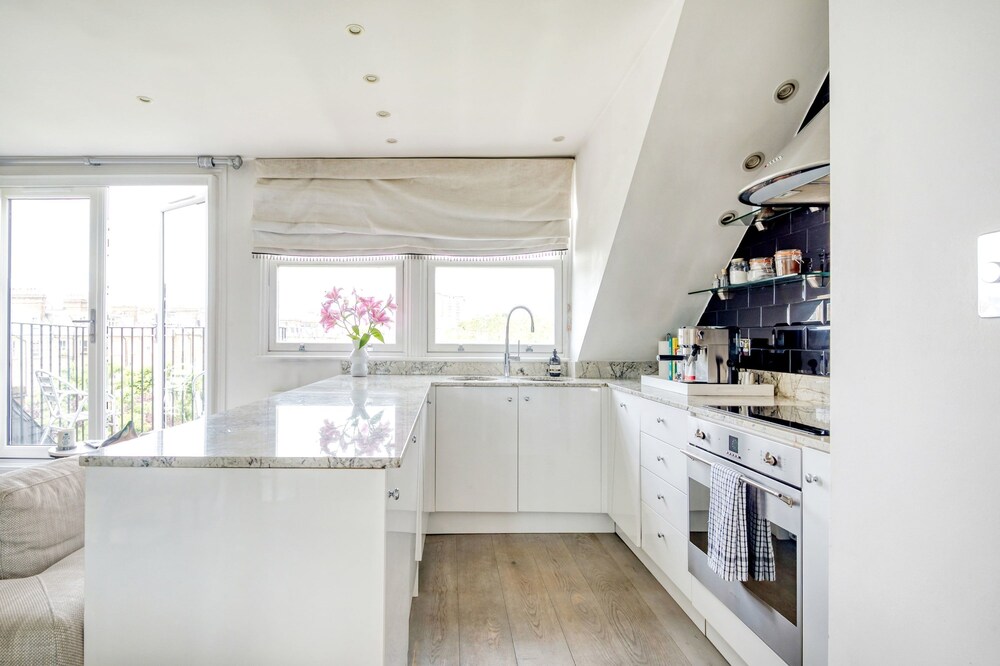 The Luxury Treehouse - One bed Little Venice - by Out of Office Lifestyle