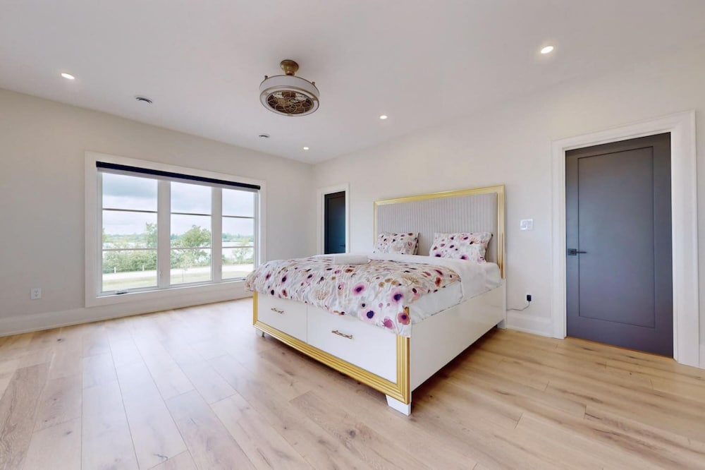 Lucky Mansion Luxury Villa in Fort Erie