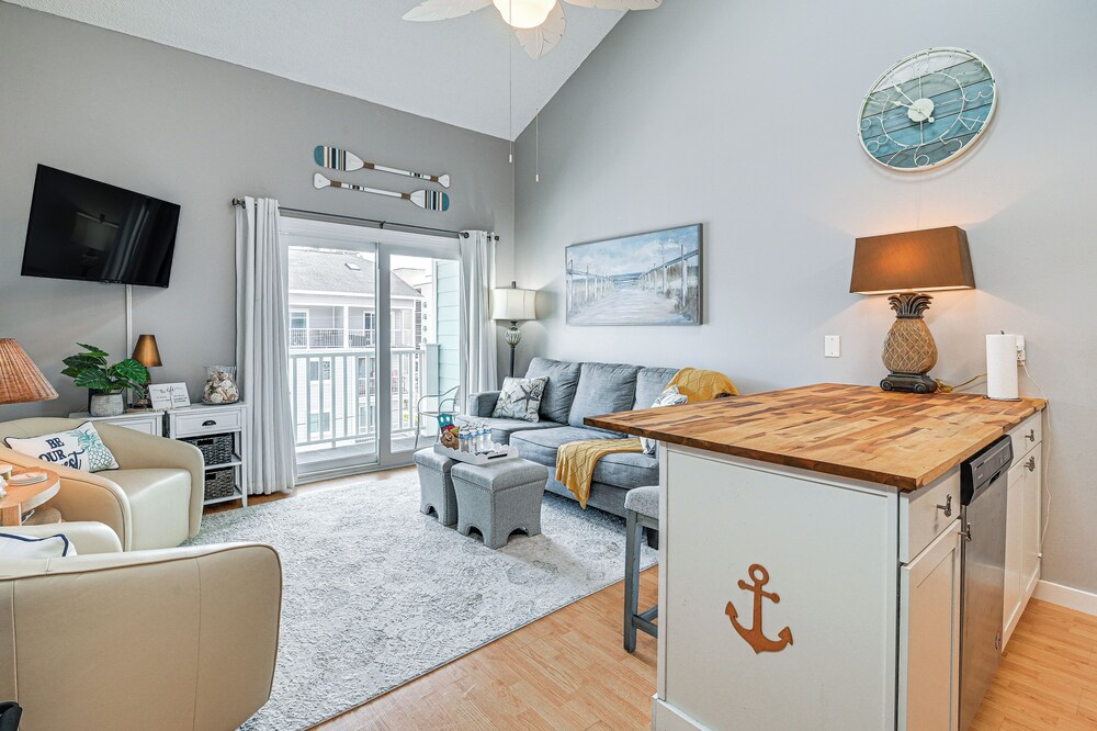 Walk to Beach: Condo w/ Balcony in Murrells Inlet!