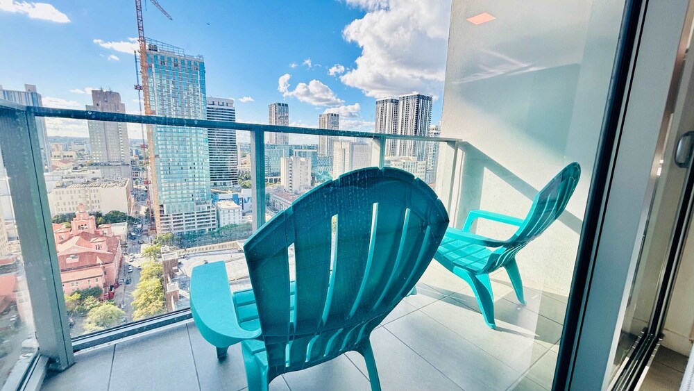 A Gallery in the Sky Rare Corner Unit Pool Gym