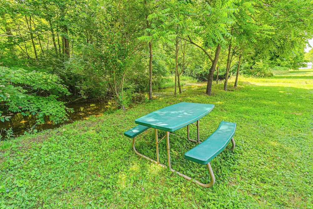 14 Mi to Kentucky Horse Park: Creekside Cabin