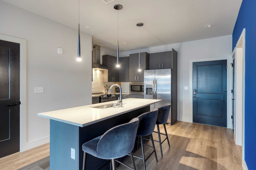 Sleeps 42 7 Modern Midtown Apartments w/ Gym + Pool Walkable to Shops & Eats