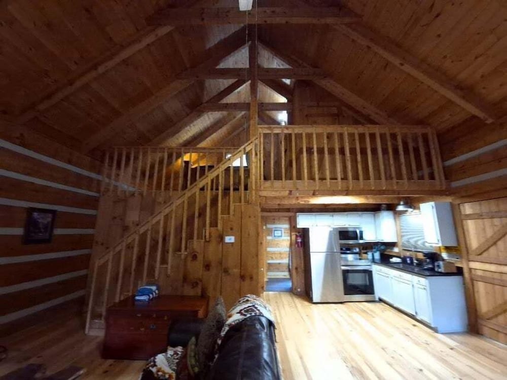 The Fur Traders Cabin- Pigeon Forge 2 Bedroom Cabin