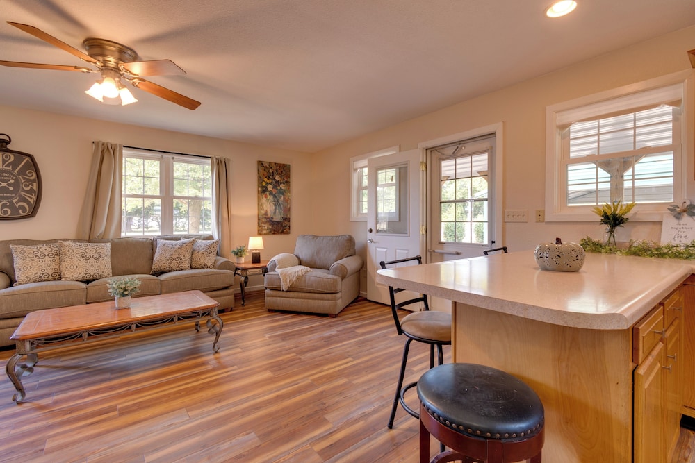 9 Mi to Effingham: Pet-friendly Rural Escape
