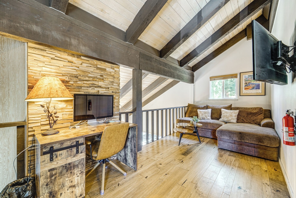 Walk to Diamond Peak: Luxe Chalet w/ Mtn-view Deck