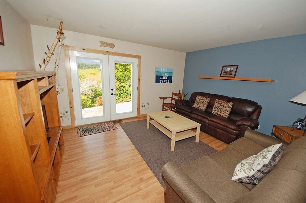 1712 Venice Drive 4 Bedroom Home by RedAwning