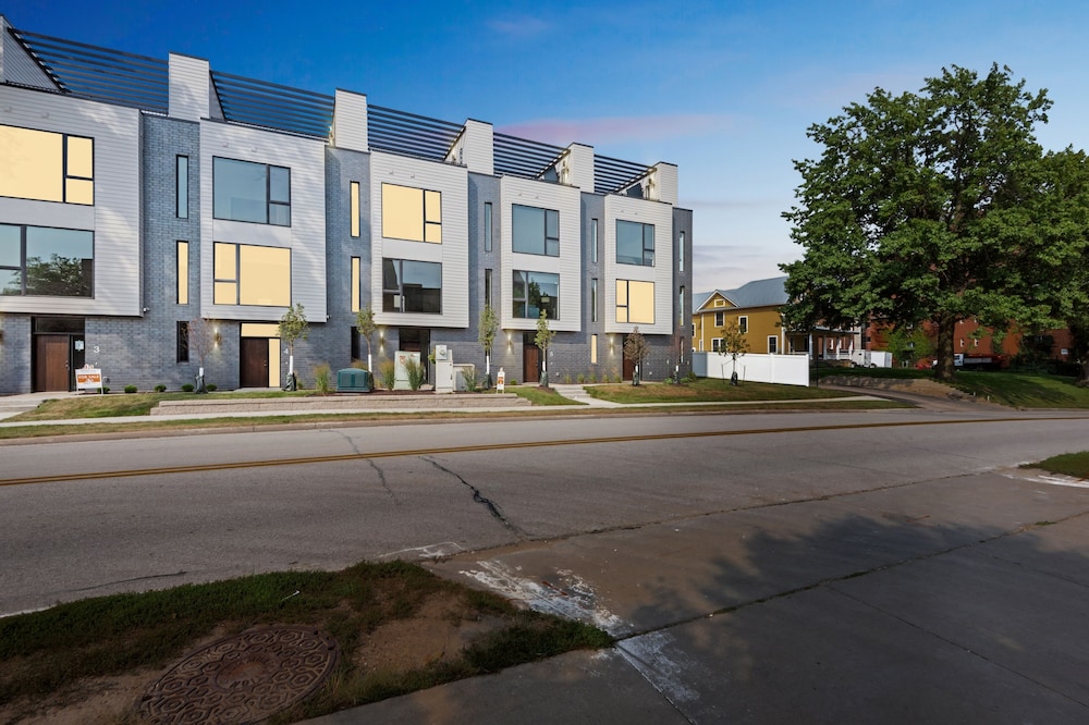 New Modern Townhome With Rooftop Patio 2 Bedroom Townhouse by RedAwning