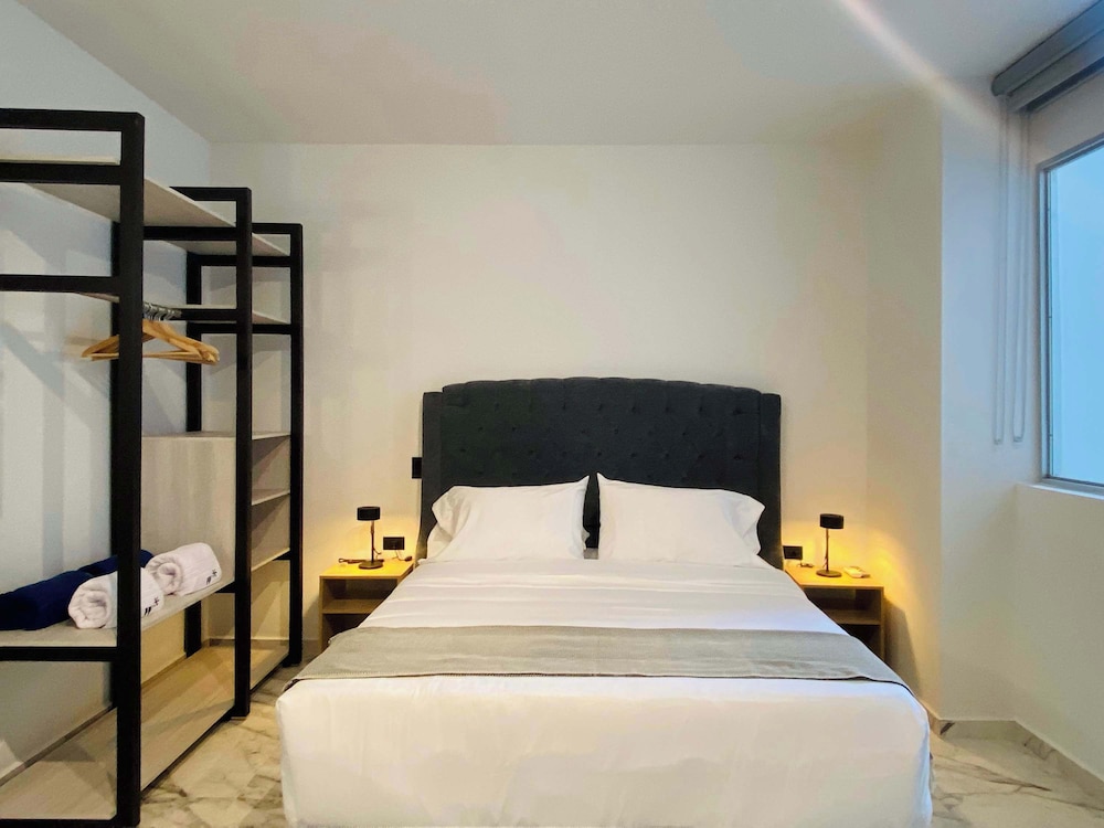 w Modern 3BR w AC Steps From Ciudad Amurallada