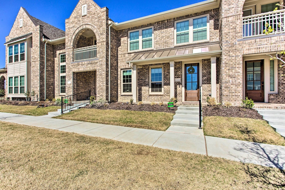 7 Mi to Lewisville Lake: Family Townhome in Frisco view 5