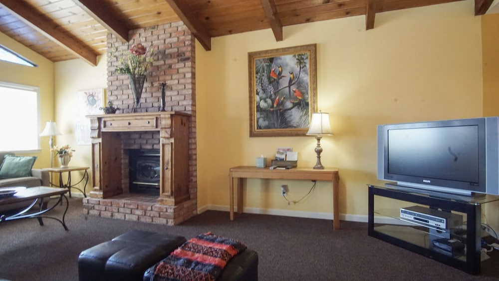 333 Juanita Avenue 3 Bedroom Home by RedAwning view 3