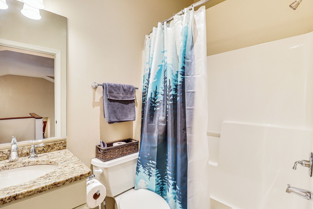 Boulder Lake Access: Townhome w/ Deck!