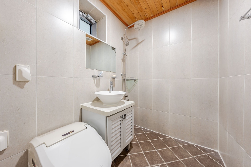 Geoje Pension Kan Pool Villa
