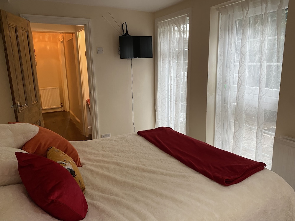 Immaculate 1-bed Apartment Near the River Thames view 2