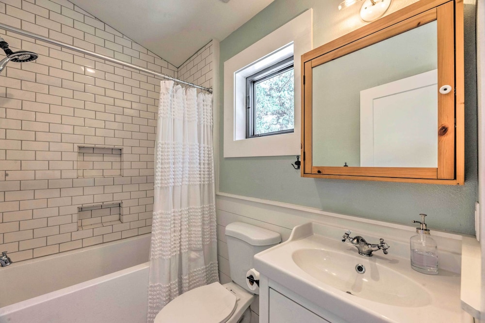 Bright 'casablanca' Spa Retreat w/ Mtn Views! view 5