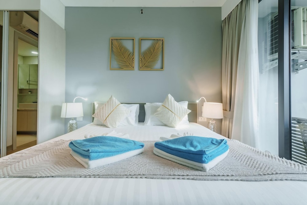 Cassia Exclusive Lake View Condo, Bang Tao Beach