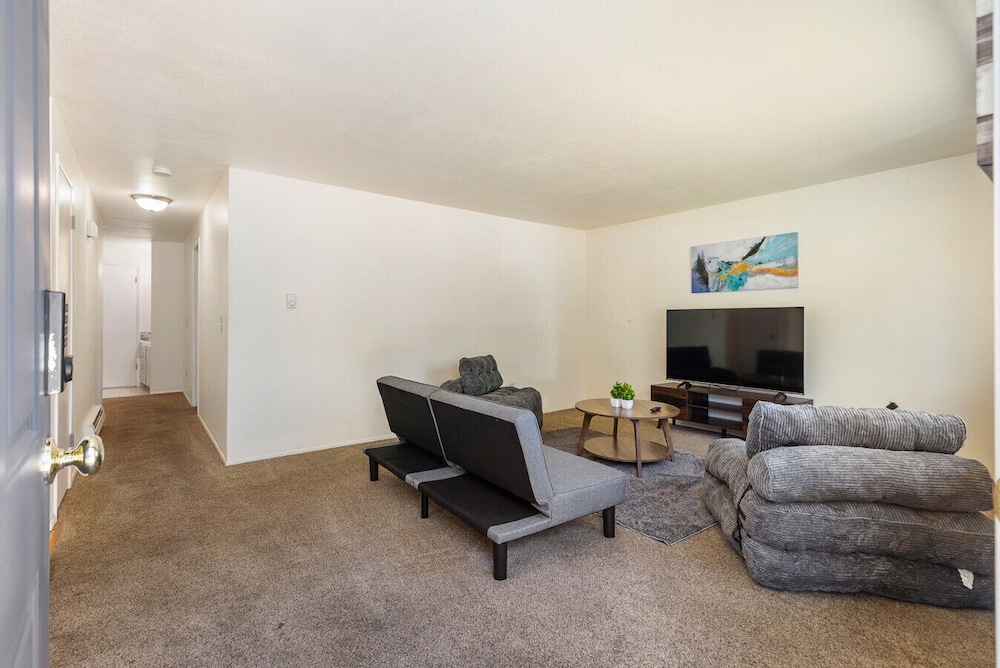 Family-friendly 2BR Home in Lynnwood w Parking