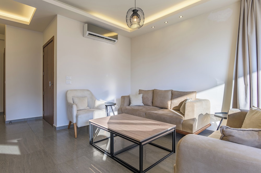 Elevate - Sleek 2-BR Apt by Santa Maria, Jal el Dib