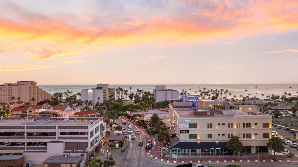 The Cove 106 in Palm Beach Aruba - Prime Location - Free Parking