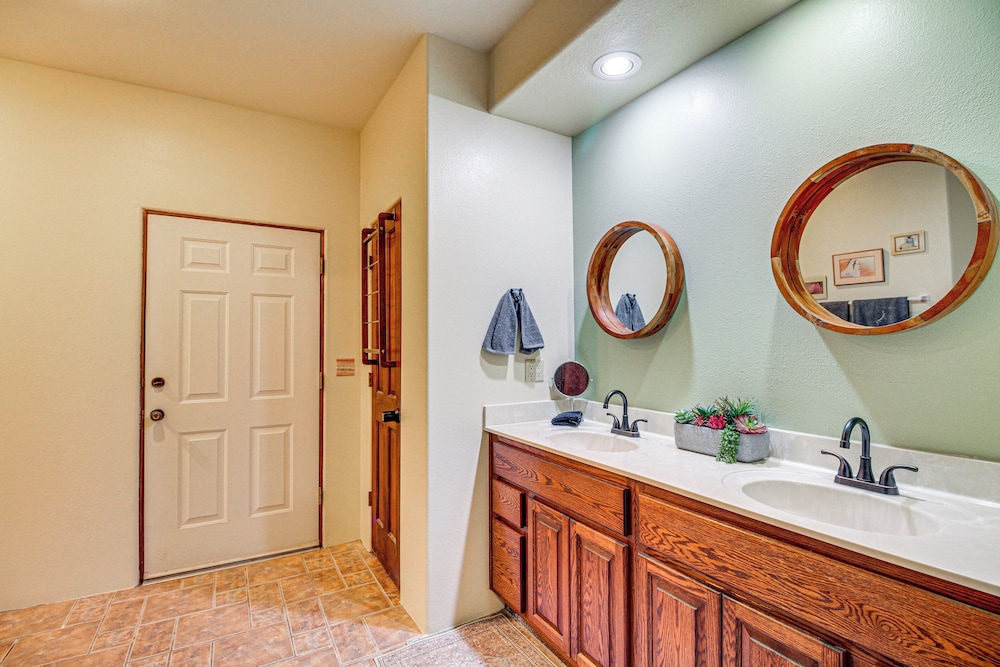 Stunning Sandia Mtn Views: Rio Rancho Retreat