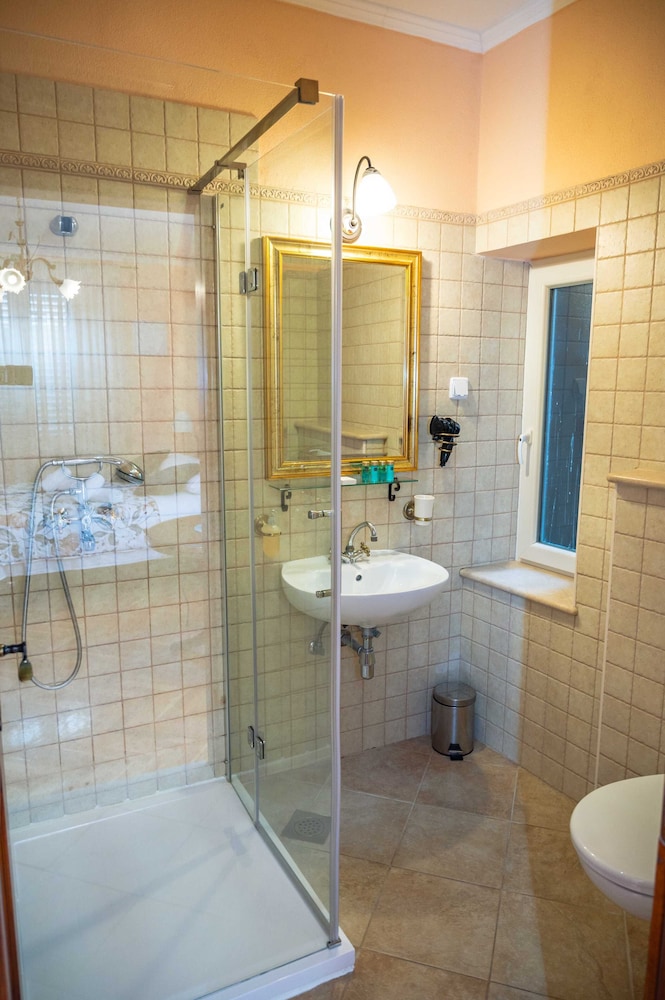 Amoret Apartments