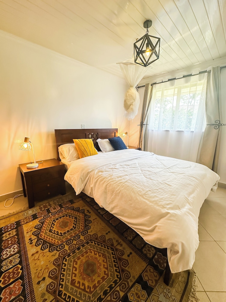 Spacious 4-bedroom with a pool