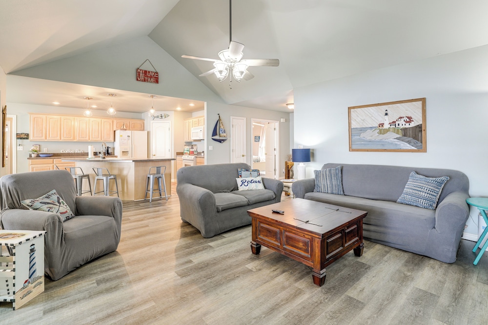 Bring Your Boat! Lakefront Home w/ Dock in Grove