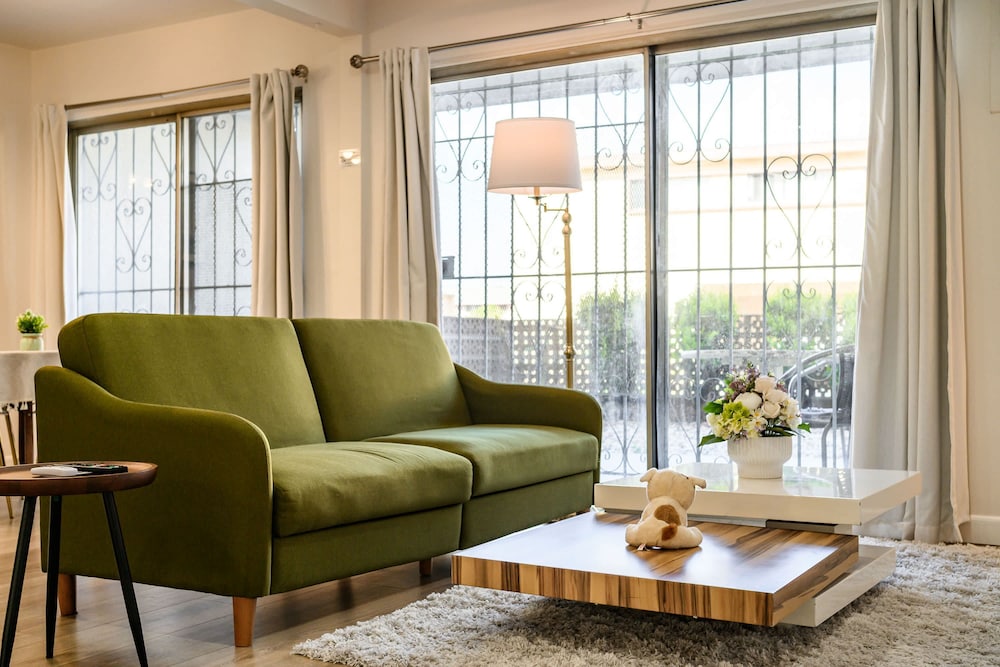 Modern Cozy Retreat Stylish Stay With Patio Parking
