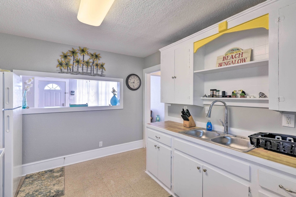 Walk to Beach: Breezy Galveston Apt w/ Deck! view 4