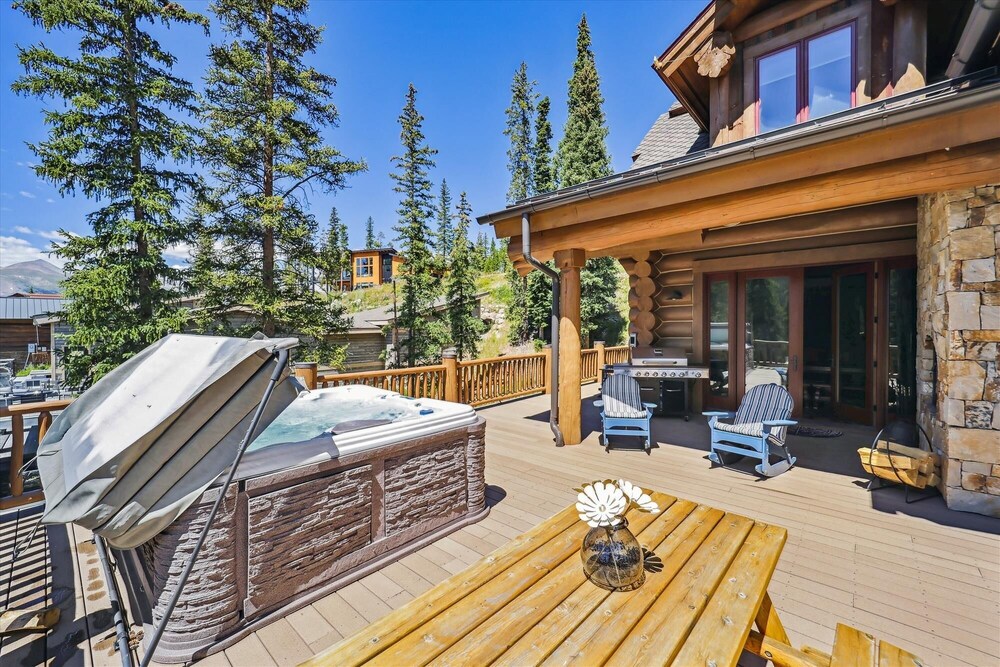 Goldenview Lodge 5 Bedroom Home by RedAwning