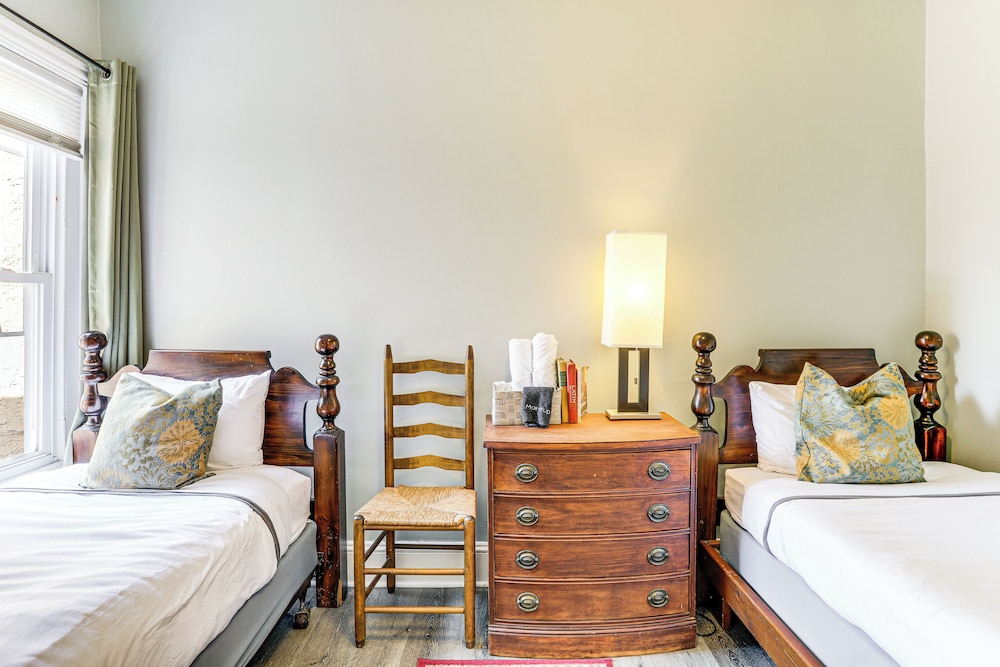 1 Mi to Philadelphia Zoo: Convenient Townhome!
