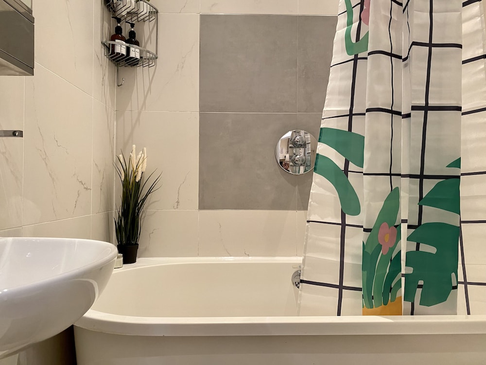 London Oasis - 2 Bedroom Apartment