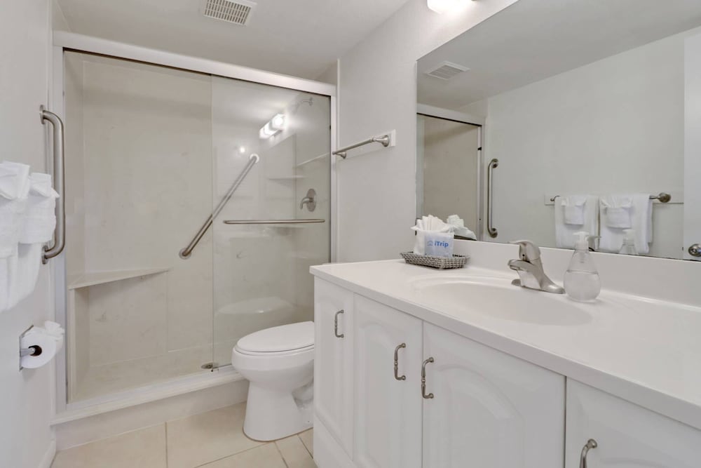 21400 Bay Village Dr 204