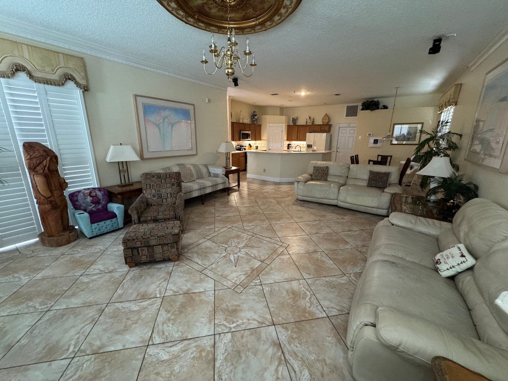 Southern Comfort on Hampton Lakes - The Ultimate Luxury Retreat!