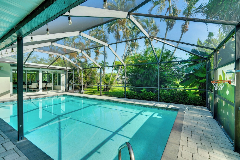 2 Mi to Beach: Canal-front Retreat in Cape Coral!