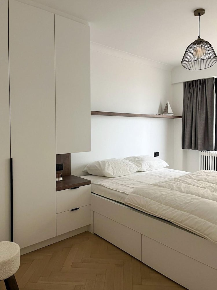Huswell - Renovated Beachfront Apartment