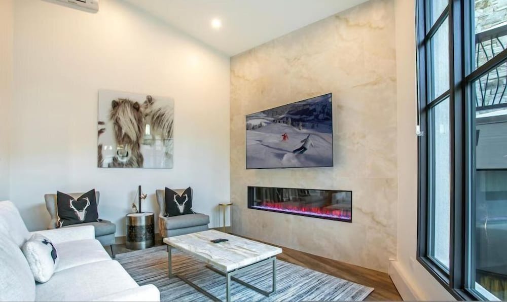 Diamond-rated 2BR Condo in Heart of Vail Village - Center Place