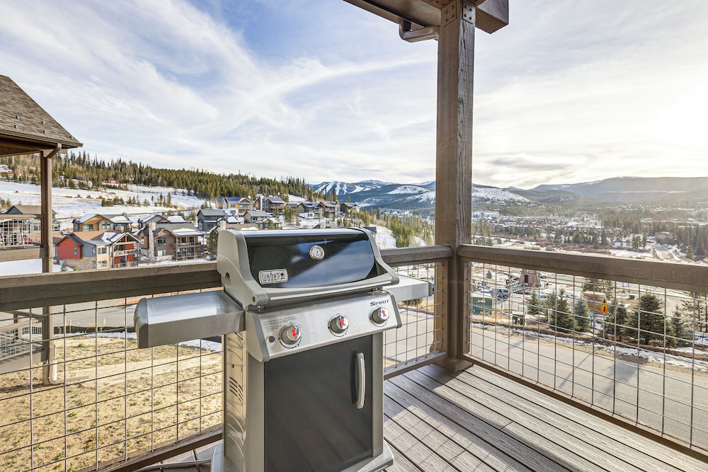 5 Mi to Winter Park Resort! Hot Tub Haven w/ Views