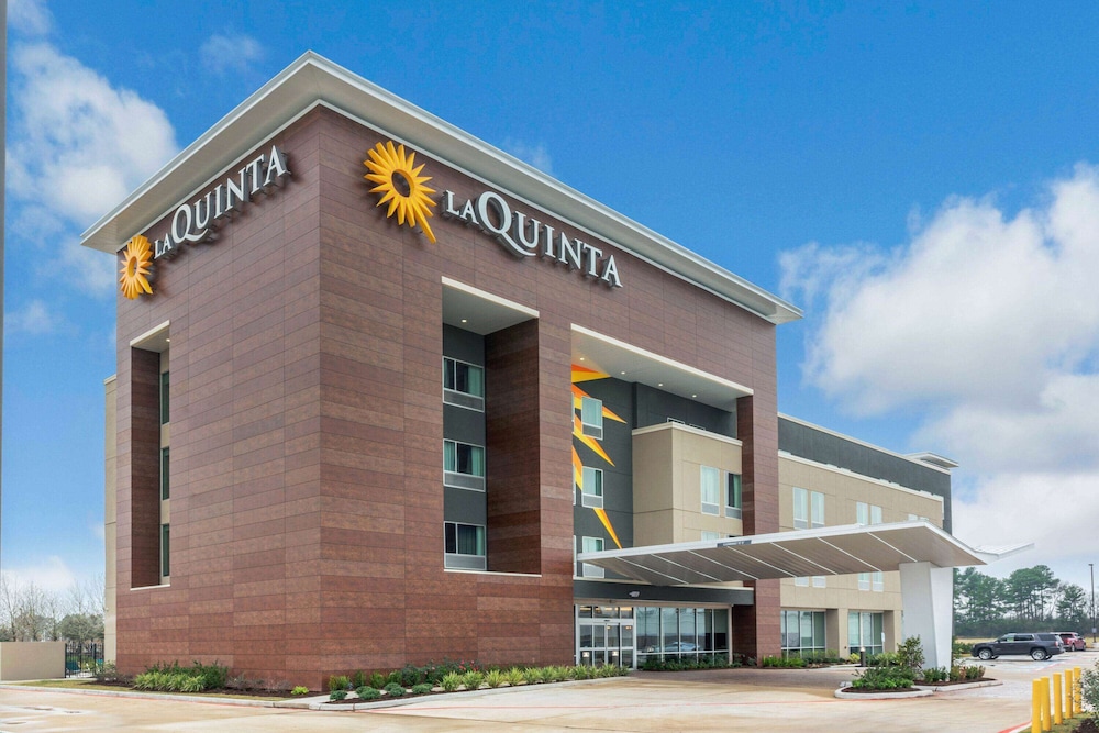 Palm Springs Vacations - La Quinta Inn and Suites by Wyndham Houston Spring South - Property Image 3