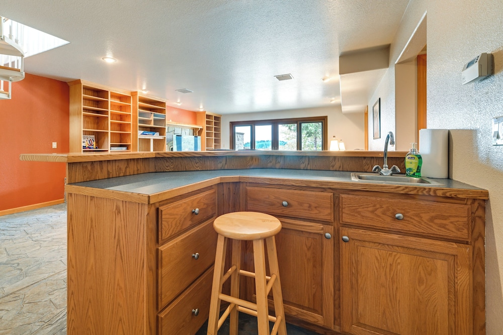 Vineyard Farmhouse in Oakland w/ Hot Tub!
