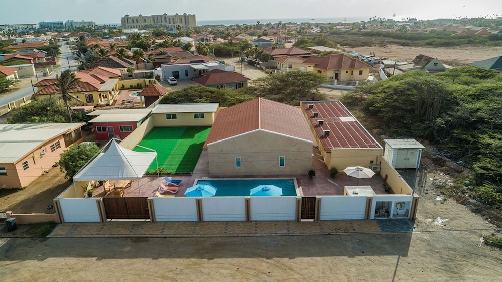 King Size Bed Studio w Pool Close to Beaches