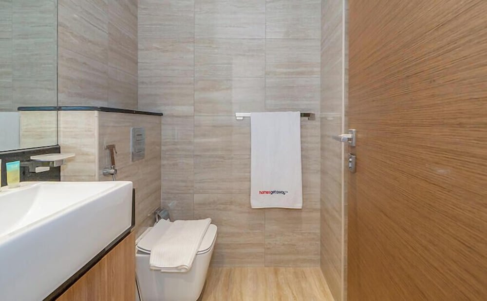 Elegant High Floor 2BR Urban Oasis