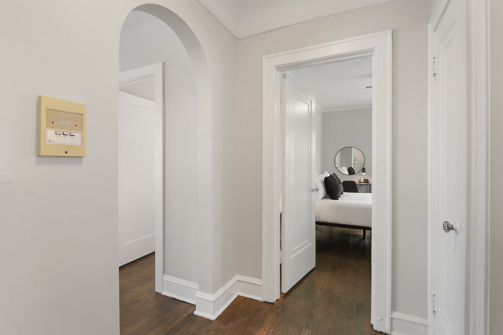 Chic 2BR Apt in Skokie - Elm 3A