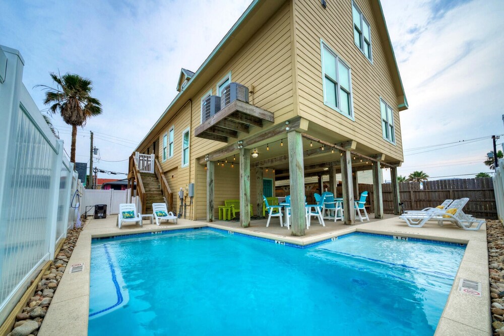 Moxy's Beach House by Avantstay Pool + Views view 3